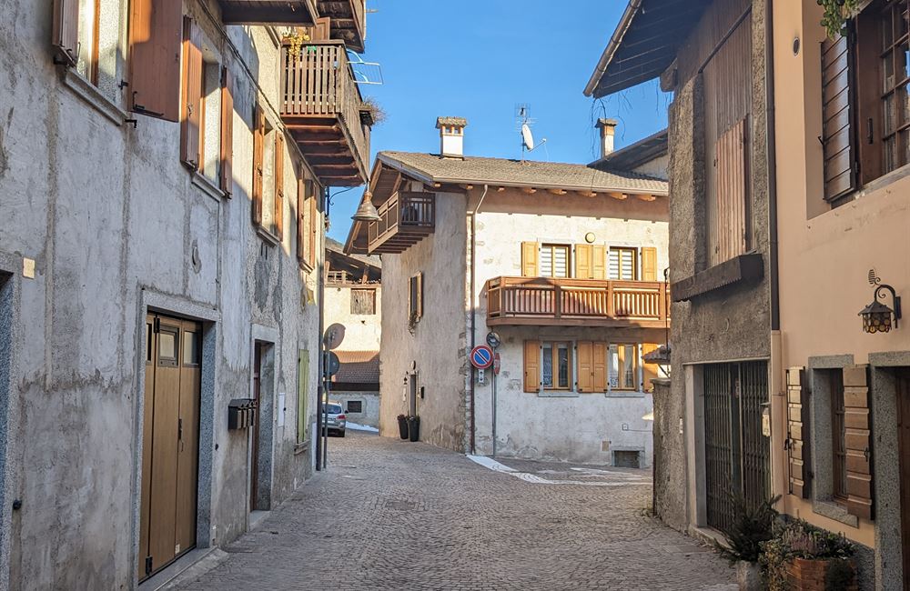 APPARTAMENTO PIANO PRIMO CON AMPI LOCALI ACCESSORI E PICCOLO CORTILE - Vendita Appartamento trilocale Ledro (fraz. Tiarno di Sopra ) Valle di Ledro