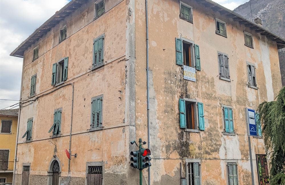 AMPIO EDIFICIO A BIACESA DA RISTRUTTURARE  - Vendita Edificio terra-cielo Ledro (fraz. Biacesa) Valle di Ledro