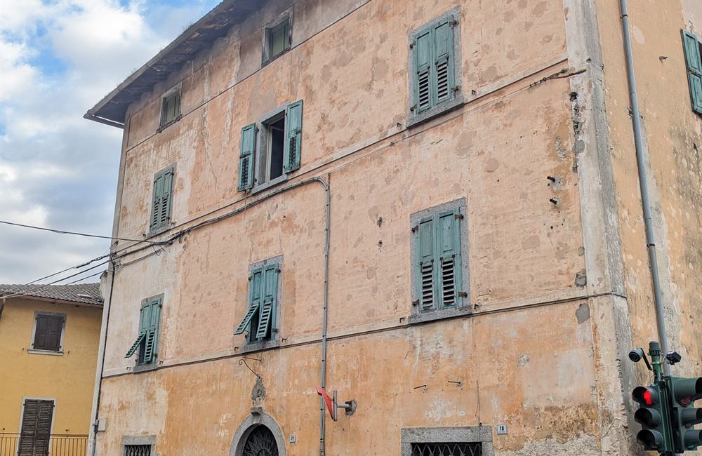 AMPIO EDIFICIO A BIACESA DA RISTRUTTURARE  - Vendita Edificio terra-cielo Ledro (fraz. Biacesa) Valle di Ledro
