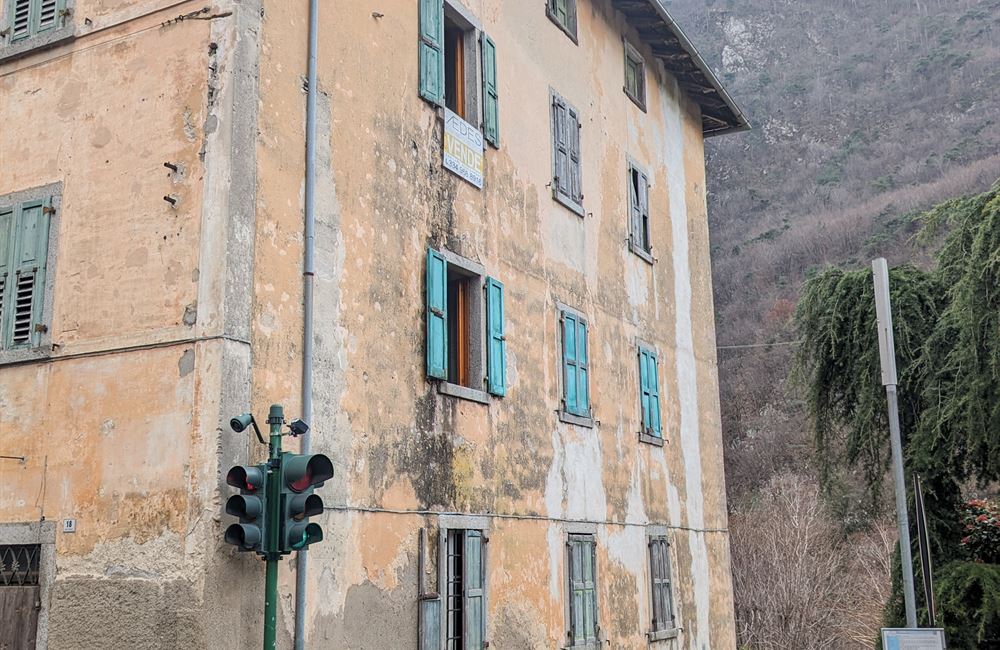 AMPIO EDIFICIO A BIACESA DA RISTRUTTURARE  - Vendita Edificio terra-cielo Ledro (fraz. Biacesa) Valle di Ledro