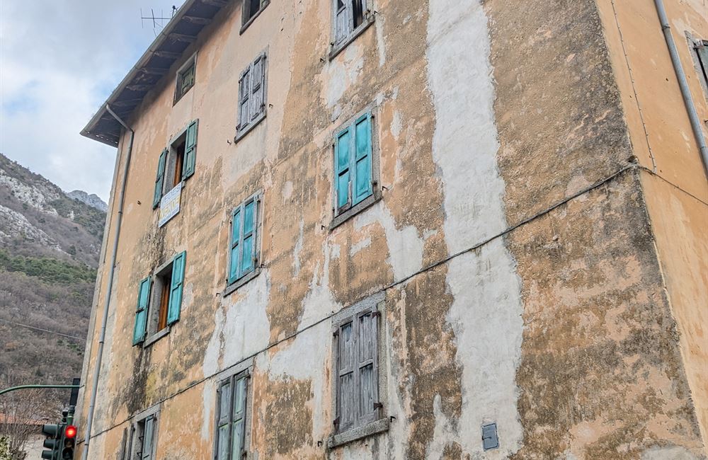 AMPIO EDIFICIO A BIACESA DA RISTRUTTURARE  - Vendita Edificio terra-cielo Ledro (fraz. Biacesa) Valle di Ledro