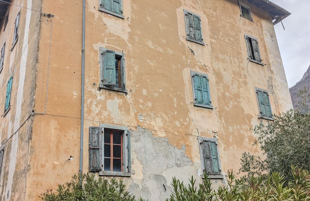 AMPIO EDIFICIO A BIACESA DA RISTRUTTURARE  - Vendita Edificio terra-cielo Ledro (fraz. Biacesa) Valle di Ledro