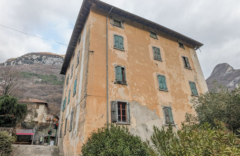 AMPIO EDIFICIO A BIACESA DA RISTRUTTURARE  - Vendita Edificio terra-cielo Ledro (fraz. Biacesa) Valle di Ledro