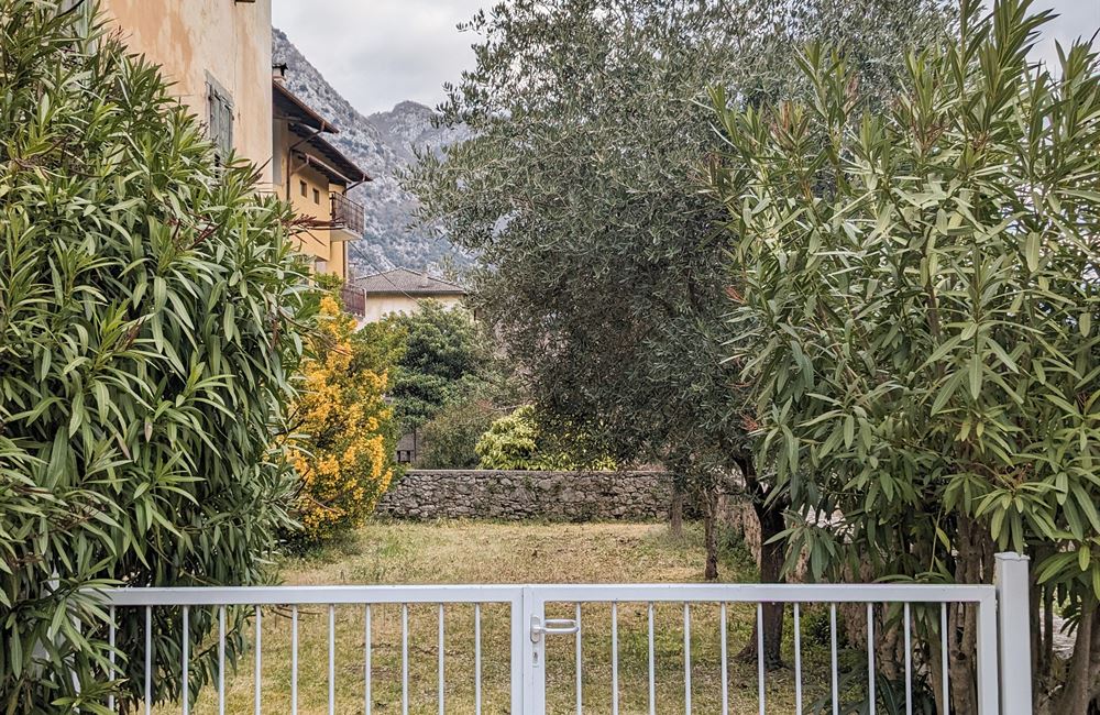 AMPIO EDIFICIO A BIACESA DA RISTRUTTURARE  - Vendita Edificio terra-cielo Ledro (fraz. Biacesa) Valle di Ledro