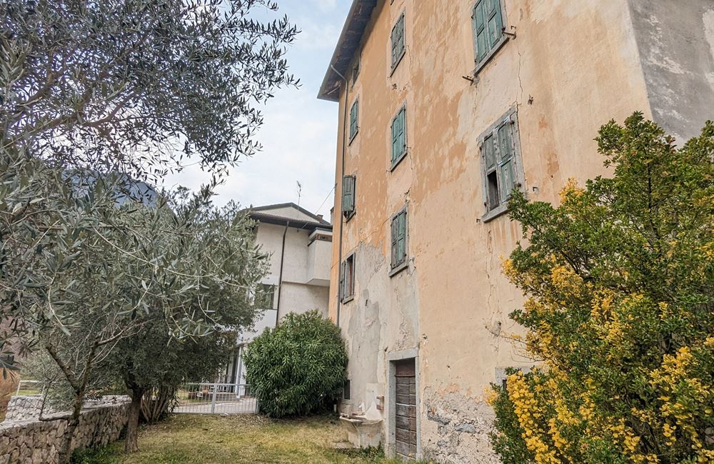 AMPIO EDIFICIO A BIACESA DA RISTRUTTURARE  - Vendita Edificio terra-cielo Ledro (fraz. Biacesa) Valle di Ledro