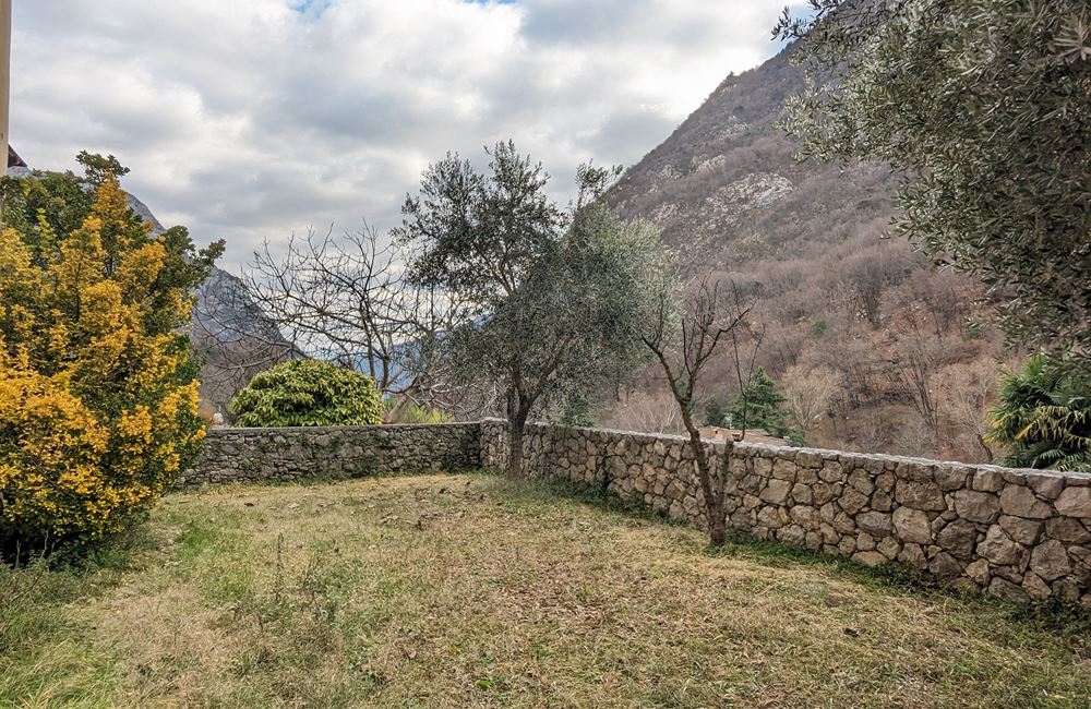 AMPIO EDIFICIO A BIACESA DA RISTRUTTURARE  - Vendita Edificio terra-cielo Ledro (fraz. Biacesa) Valle di Ledro