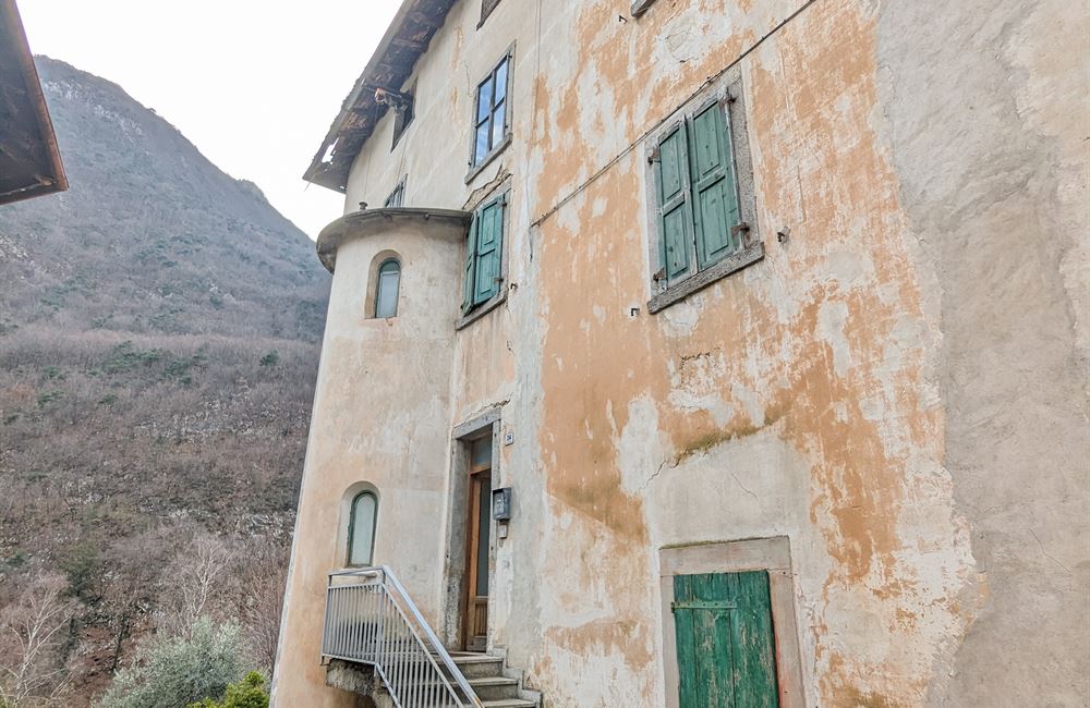 AMPIO EDIFICIO A BIACESA DA RISTRUTTURARE  - Vendita Edificio terra-cielo Ledro (fraz. Biacesa) Valle di Ledro