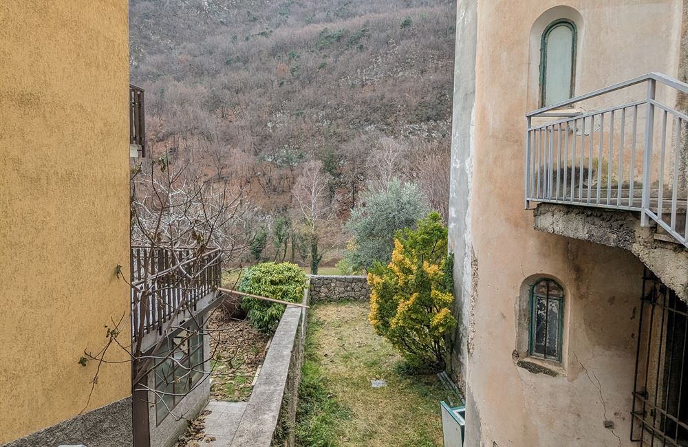 AMPIO EDIFICIO A BIACESA DA RISTRUTTURARE  - Vendita Edificio terra-cielo Ledro (fraz. Biacesa) Valle di Ledro