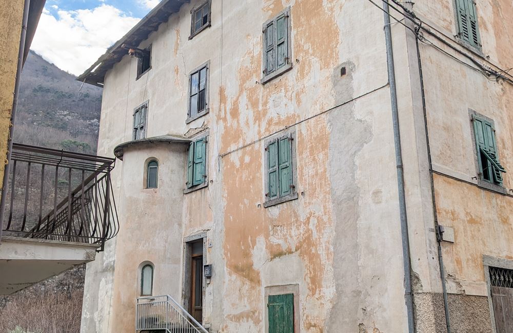 AMPIO EDIFICIO A BIACESA DA RISTRUTTURARE  - Vendita Edificio terra-cielo Ledro (fraz. Biacesa) Valle di Ledro