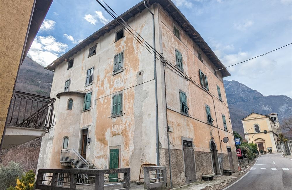 AMPIO EDIFICIO A BIACESA DA RISTRUTTURARE  - Vendita Edificio terra-cielo Ledro (fraz. Biacesa) Valle di Ledro