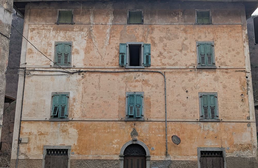 AMPIO EDIFICIO A BIACESA DA RISTRUTTURARE  - Vendita Edificio terra-cielo Ledro (fraz. Biacesa) Valle di Ledro