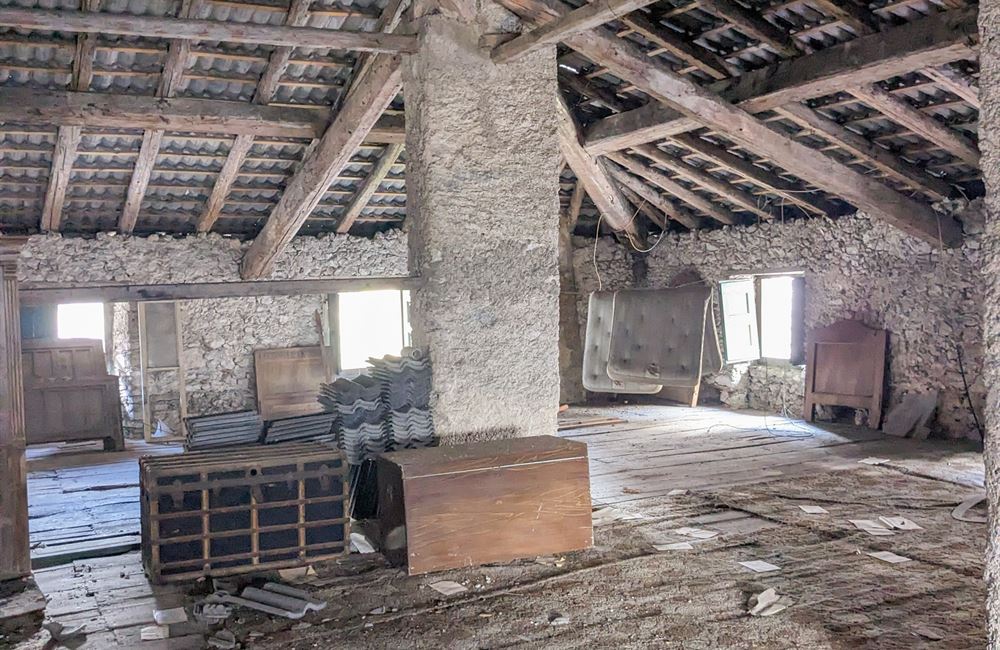 AMPIO EDIFICIO A BIACESA DA RISTRUTTURARE  - Vendita Edificio terra-cielo Ledro (fraz. Biacesa) Valle di Ledro