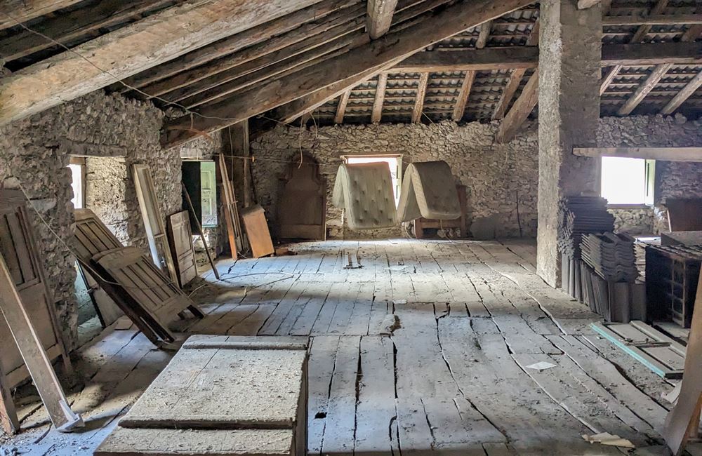 AMPIO EDIFICIO A BIACESA DA RISTRUTTURARE  - Vendita Edificio terra-cielo Ledro (fraz. Biacesa) Valle di Ledro