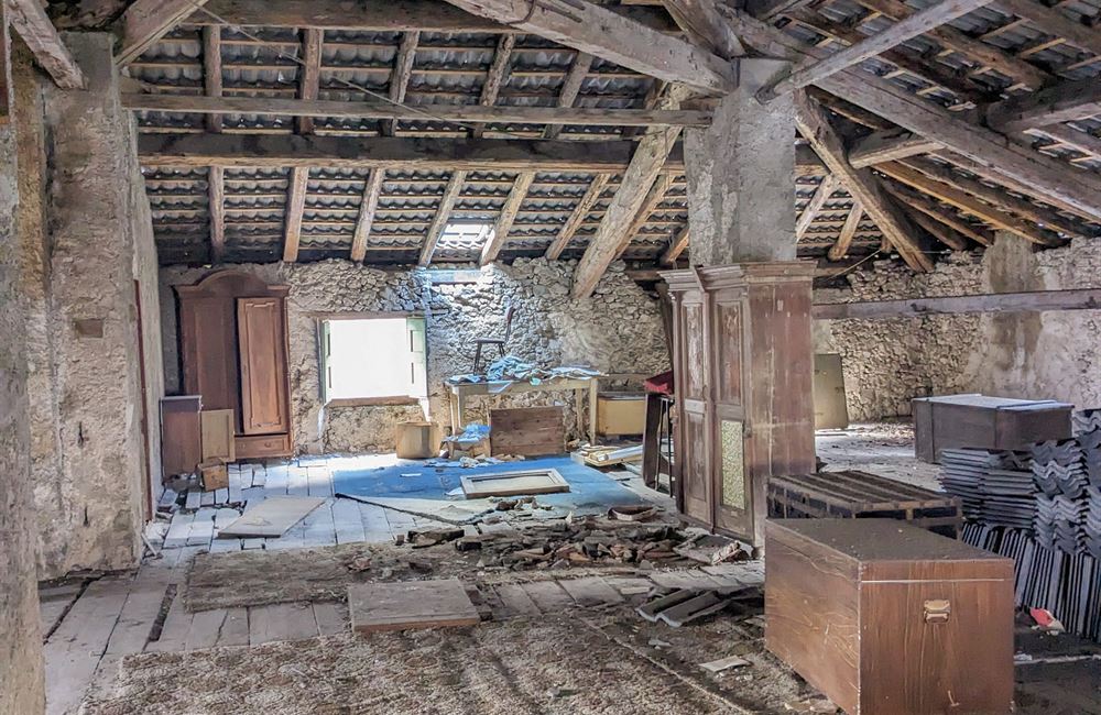 AMPIO EDIFICIO A BIACESA DA RISTRUTTURARE  - Vendita Edificio terra-cielo Ledro (fraz. Biacesa) Valle di Ledro