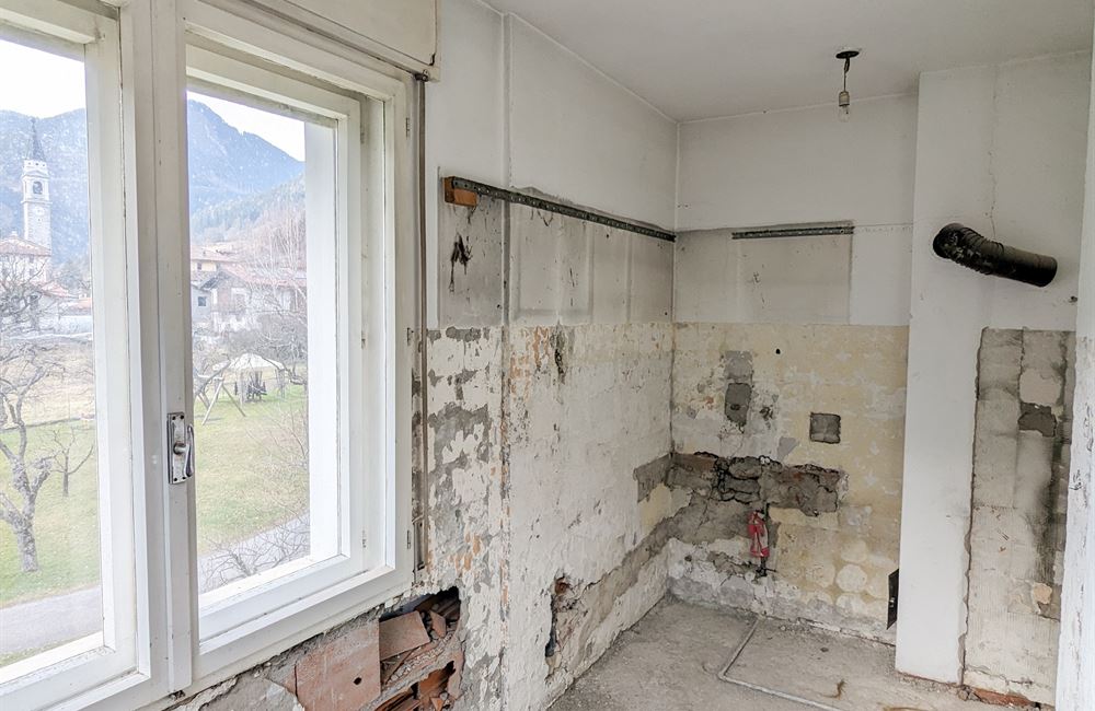 AMPIO E LUMINOSO QUADRILOCALE DA RISTRUTTURARE - Vendita Appartamento trilocale Ledro (fraz. Tiarno di Sotto) Valle di Ledro