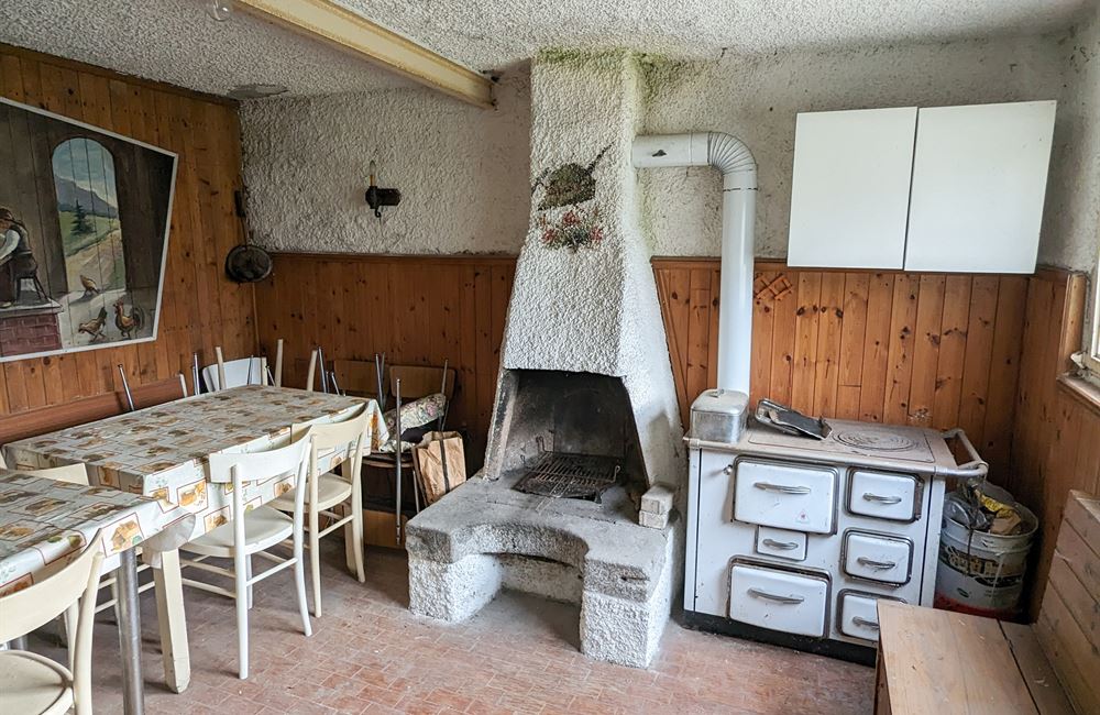 AMPIO E LUMINOSO QUADRILOCALE DA RISTRUTTURARE - Vendita Appartamento trilocale Ledro (fraz. Tiarno di Sotto) Valle di Ledro
