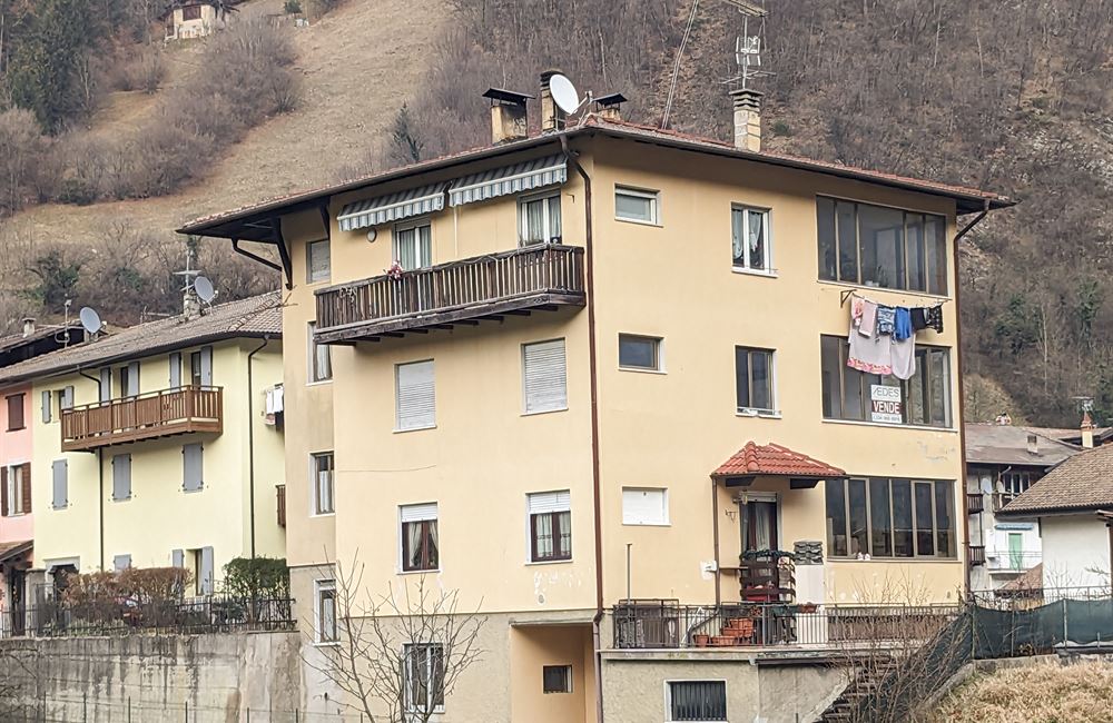 AMPIO E LUMINOSO QUADRILOCALE DA RISTRUTTURARE - Vendita Appartamento trilocale Ledro (fraz. Tiarno di Sotto) Valle di Ledro