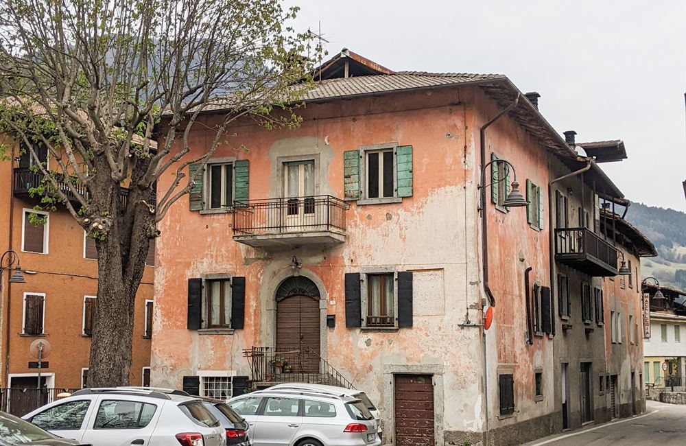EDIFICIO PLURIFAMILIARE CIELO-TERRA DA RISTRUTTURARE - Vendita Edificio terra-cielo Ledro (fraz. Tiarno di Sopra) Valle di Ledro