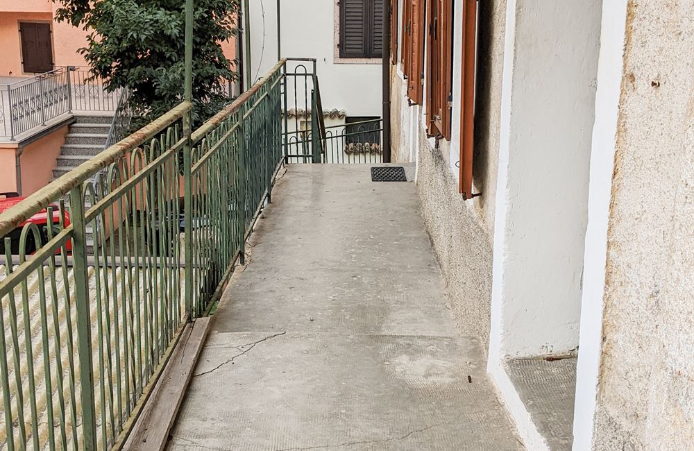 EDIFICIO “CIELO-TERRA” DA RISTRUTTURARE A LASINO - Vendita Edificio terra-cielo Madruzzo (fraz. Lasino) Lago di Garda