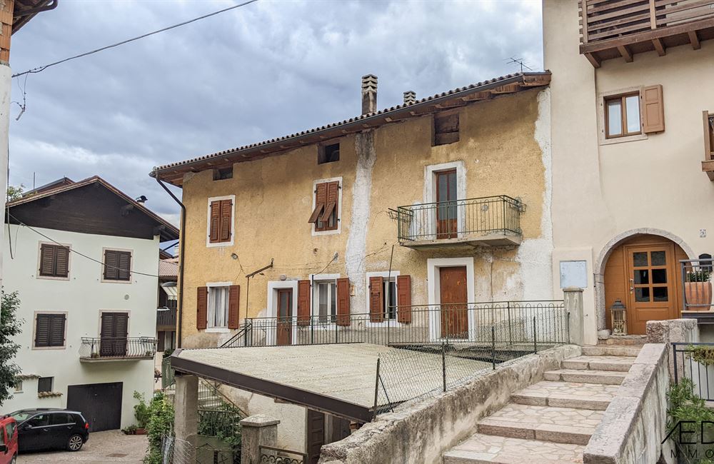 EDIFICIO “CIELO-TERRA” DA RISTRUTTURARE A LASINO - Vendita Edificio terra-cielo Madruzzo (fraz. Lasino) Lago di Garda