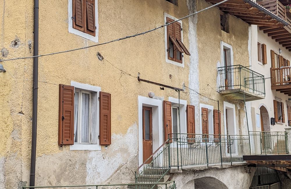 EDIFICIO “CIELO-TERRA” DA RISTRUTTURARE A LASINO - Vendita Edificio terra-cielo Madruzzo (fraz. Lasino) Lago di Garda