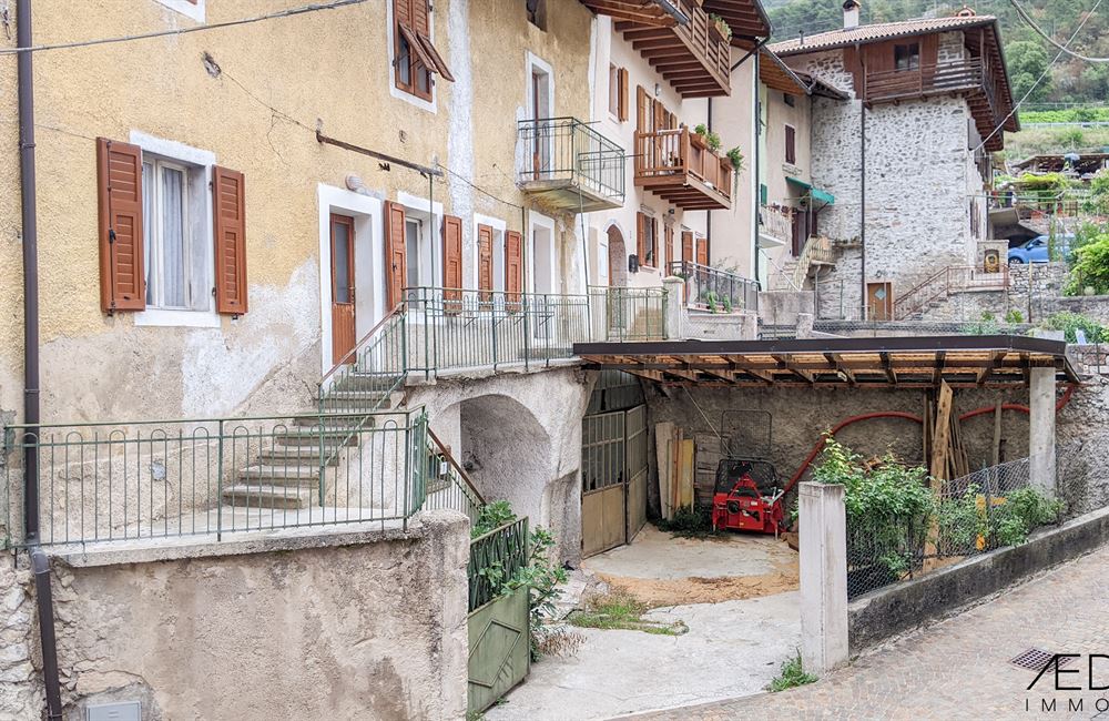 EDIFICIO “CIELO-TERRA” DA RISTRUTTURARE A LASINO - Vendita Edificio terra-cielo Madruzzo (fraz. Lasino) Lago di Garda
