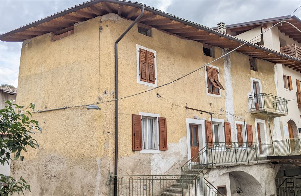 EDIFICIO “CIELO-TERRA” DA RISTRUTTURARE A LASINO - Vendita Edificio terra-cielo Madruzzo (fraz. Lasino) Lago di Garda