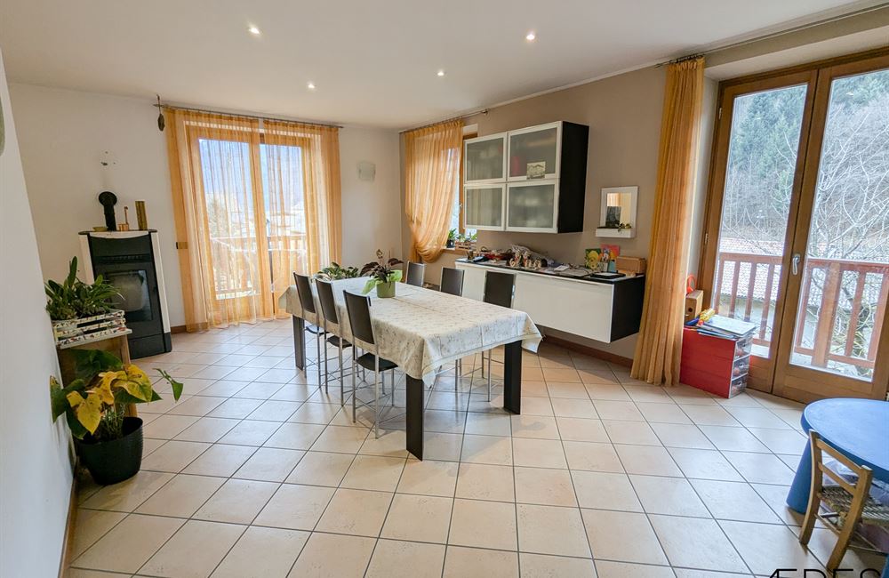 INCANTEVOLE CASA SINGOLA CON DUE APPARTAMENTI A POCHI PASSI DAL LAGO DI LEDRO - Vendita Casa Singola Ledro (fraz. Molina) Valle di Ledro
