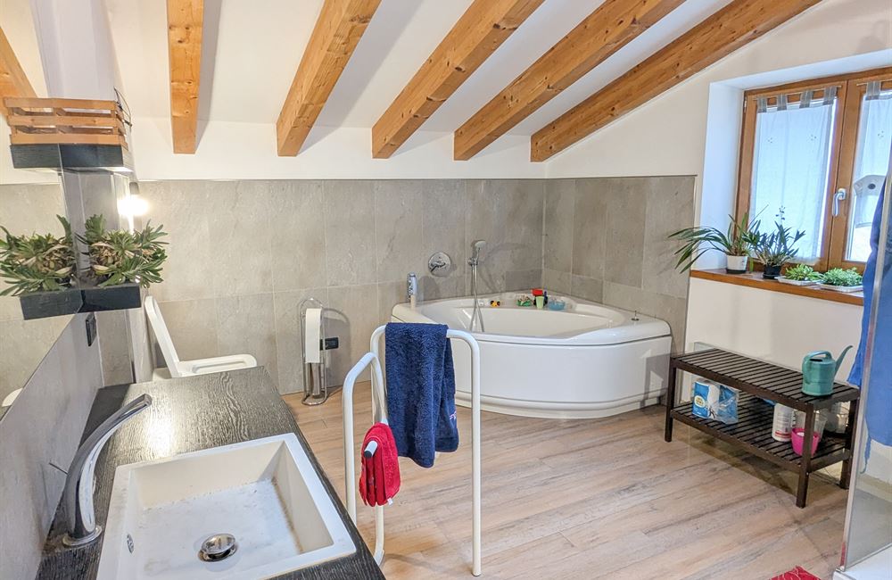 INCANTEVOLE CASA SINGOLA CON DUE APPARTAMENTI A POCHI PASSI DAL LAGO DI LEDRO - Vendita Casa Singola Ledro (fraz. Molina) Valle di Ledro