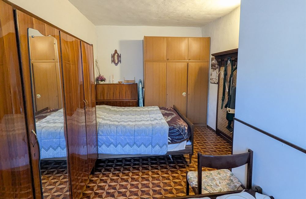 AMPIO EDIFICIO CIELO-TERRA AD ENGUISO - Vendita Edificio terra-cielo Ledro (fraz. Enguiso) Valle di Ledro