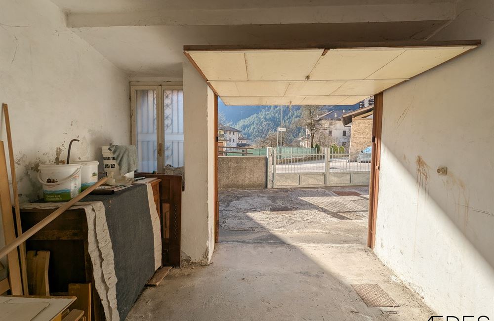 AMPIO EDIFICIO CIELO-TERRA AD ENGUISO - Vendita Edificio terra-cielo Ledro (fraz. Enguiso) Valle di Ledro
