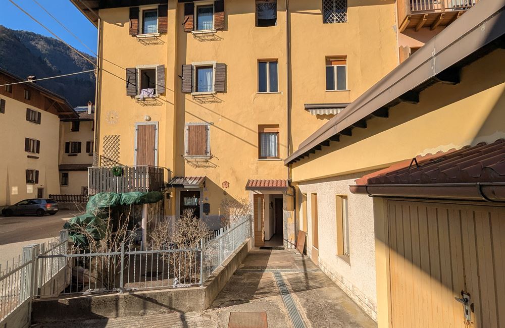 AMPIO EDIFICIO CIELO-TERRA AD ENGUISO - Vendita Edificio terra-cielo Ledro (fraz. Enguiso) Valle di Ledro
