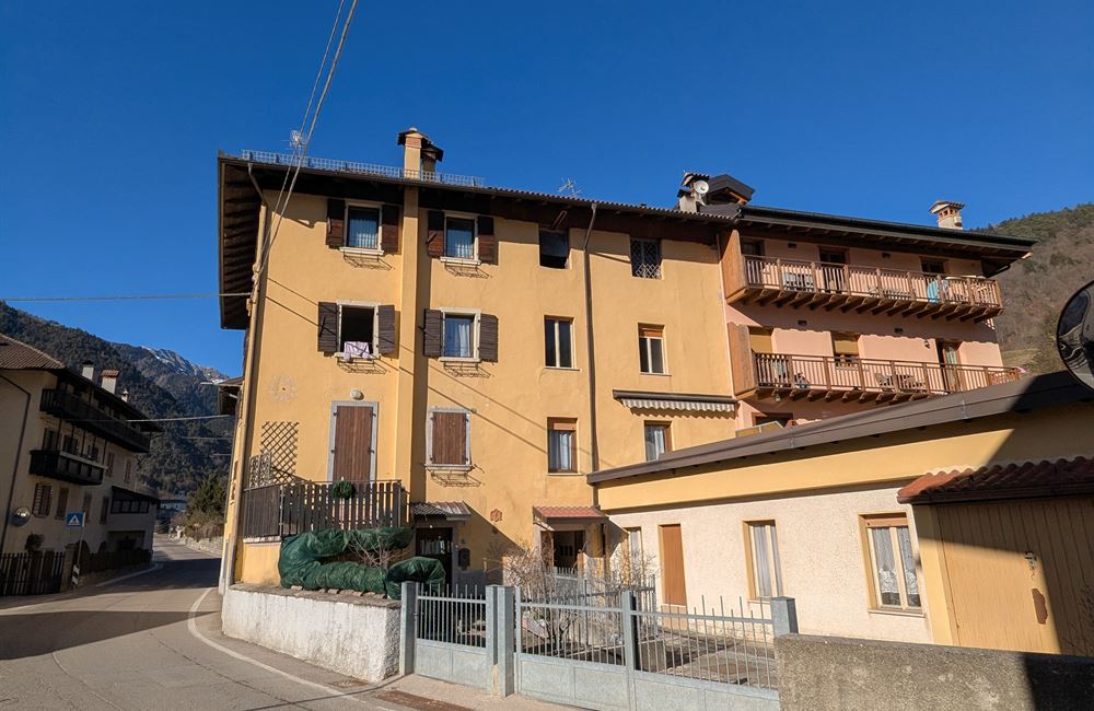 AMPIO EDIFICIO CIELO-TERRA AD ENGUISO - Vendita Edificio terra-cielo Ledro (fraz. Enguiso) Valle di Ledro