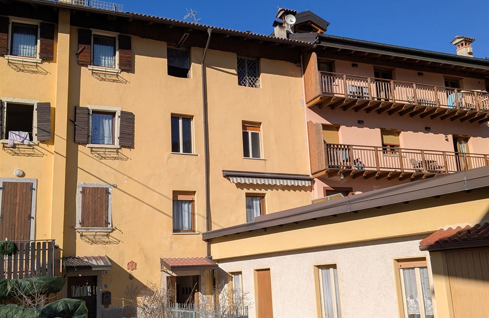 AMPIO EDIFICIO CIELO-TERRA AD ENGUISO - Vendita Edificio terra-cielo Ledro (fraz. Enguiso) Valle di Ledro