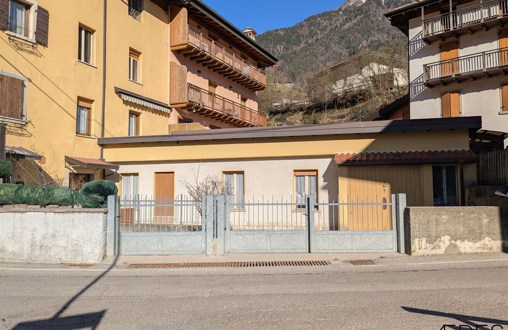 AMPIO EDIFICIO CIELO-TERRA AD ENGUISO - Vendita Edificio terra-cielo Ledro (fraz. Enguiso) Valle di Ledro