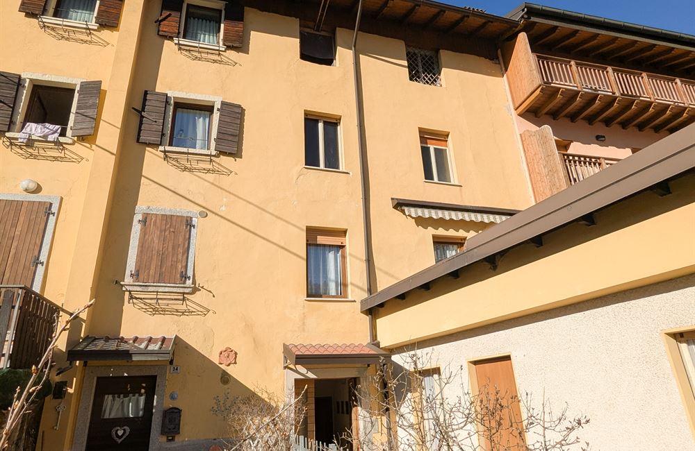 AMPIO EDIFICIO CIELO-TERRA AD ENGUISO - Vendita Edificio terra-cielo Ledro (fraz. Enguiso) Valle di Ledro