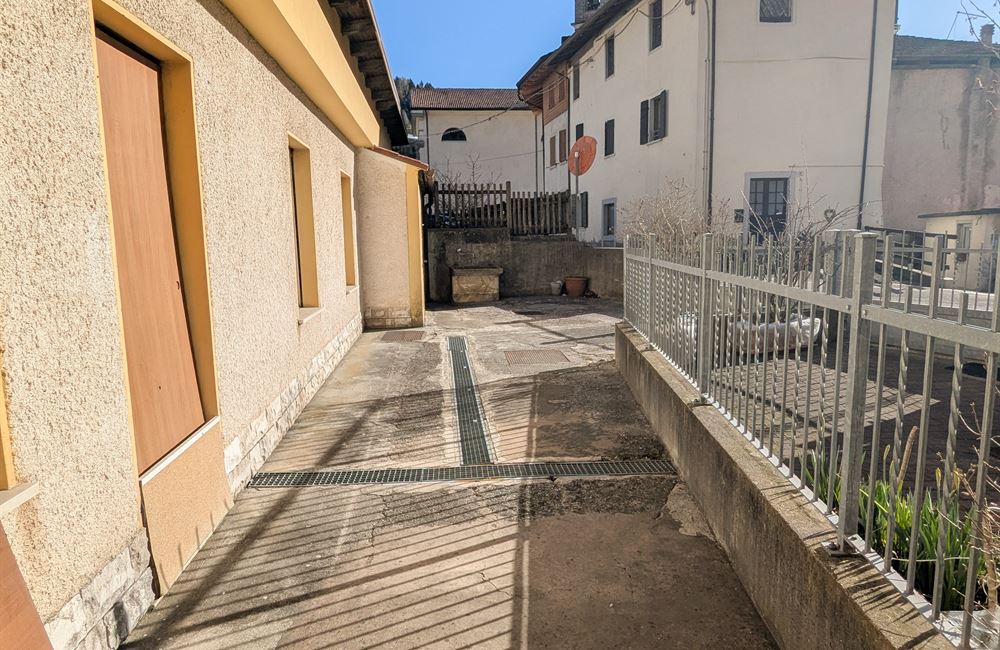 AMPIO EDIFICIO CIELO-TERRA AD ENGUISO - Vendita Edificio terra-cielo Ledro (fraz. Enguiso) Valle di Ledro