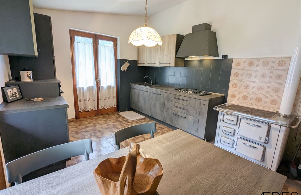 CASA SINGOLA CON AMPIO TERRENO EDIFICABILE IN VENDITA - Vendita Casa Singola Ledro (fraz. Tiarno di Sopra) Valle di Ledro