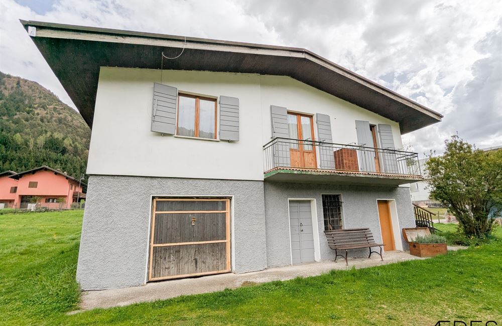 CASA SINGOLA CON AMPIO TERRENO EDIFICABILE IN VENDITA - Vendita Casa Singola Ledro (fraz. Tiarno di Sopra) Valle di Ledro