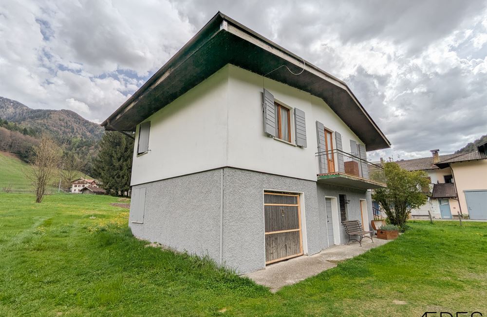 CASA SINGOLA CON AMPIO TERRENO EDIFICABILE IN VENDITA - Vendita Casa Singola Ledro (fraz. Tiarno di Sopra) Valle di Ledro