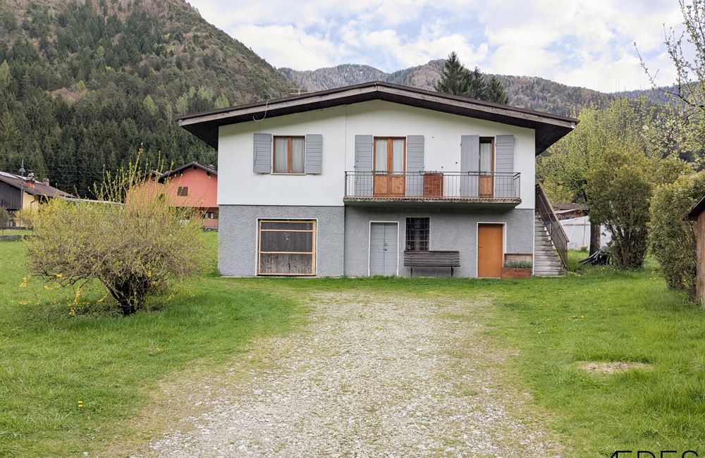 CASA SINGOLA CON AMPIO TERRENO EDIFICABILE IN VENDITA - Vendita Casa Singola Ledro (fraz. Tiarno di Sopra) Valle di Ledro