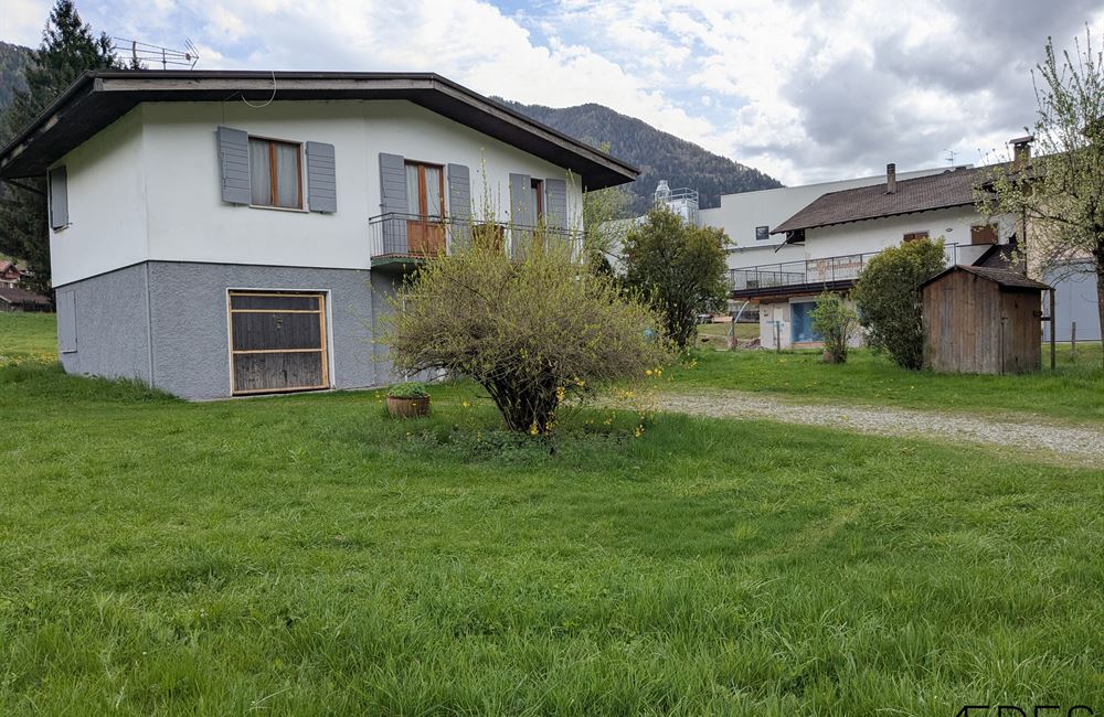 CASA SINGOLA CON AMPIO TERRENO EDIFICABILE IN VENDITA - Vendita Casa Singola Ledro (fraz. Tiarno di Sopra) Valle di Ledro