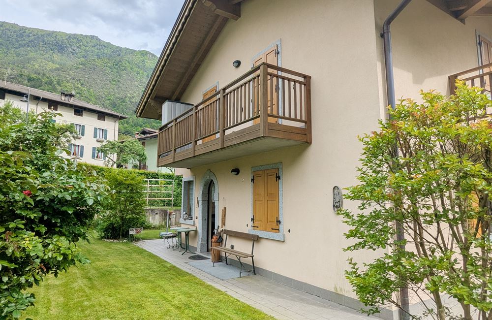 TRILOCALE CON AMPIO CORTILE PRIVATO A POCHI MINUTI DAL LAGO - Vendita Appartamento trilocale Ledro (fraz. Enguiso) Valle di Ledro