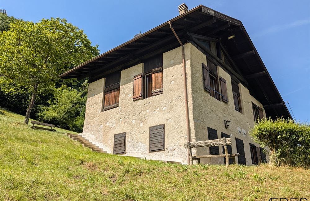 ANTICO FIENILE RISTRUTTURATO CON VISTA LAGO D'AMPOLA E AMPIO TERRENO - Vendita Fienile Ledro (fraz. Tiarno di Sopra) Valle di Ledro