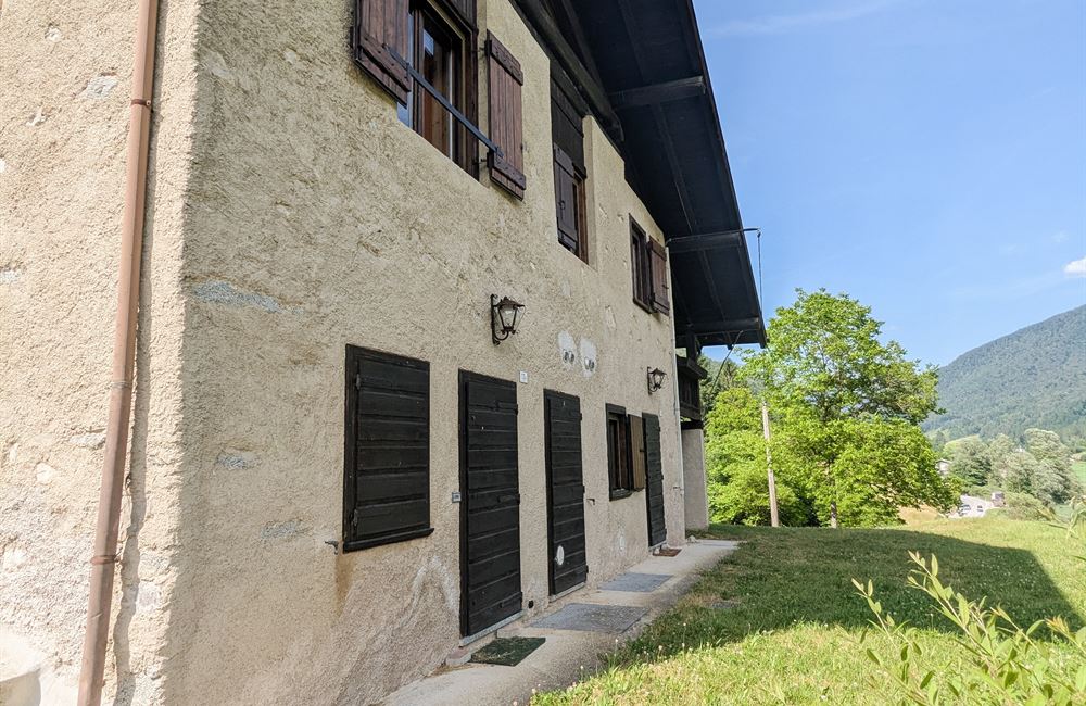 ANTICO FIENILE RISTRUTTURATO CON VISTA LAGO D'AMPOLA E AMPIO TERRENO - Vendita Fienile Ledro (fraz. Tiarno di Sopra) Valle di Ledro