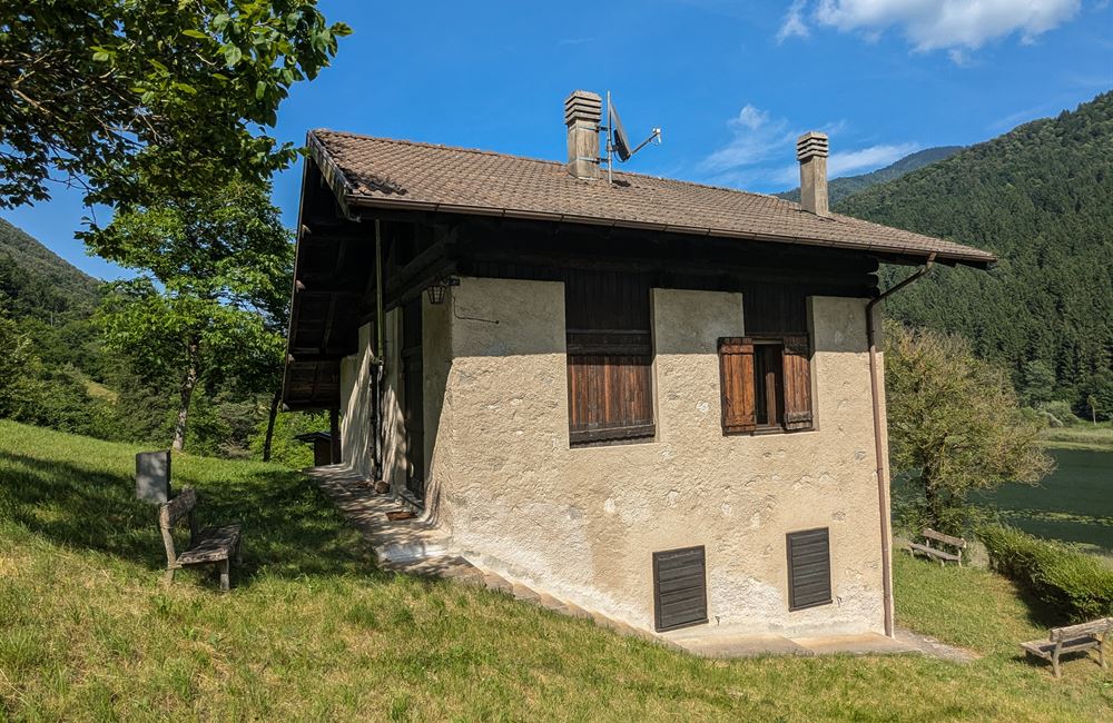 ANTICO FIENILE RISTRUTTURATO CON VISTA LAGO D'AMPOLA E AMPIO TERRENO - Vendita Fienile Ledro (fraz. Tiarno di Sopra) Valle di Ledro