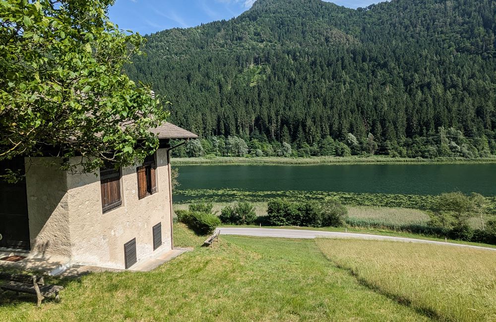 ANTICO FIENILE RISTRUTTURATO CON VISTA LAGO D'AMPOLA E AMPIO TERRENO - Vendita Fienile Ledro (fraz. Tiarno di Sopra) Valle di Ledro