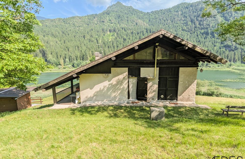 ANTICO FIENILE RISTRUTTURATO CON VISTA LAGO D'AMPOLA E AMPIO TERRENO - Vendita Fienile Ledro (fraz. Tiarno di Sopra) Valle di Ledro