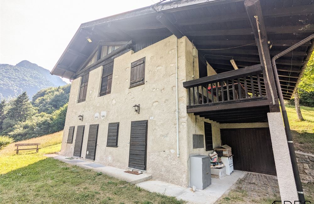 ANTICO FIENILE RISTRUTTURATO CON VISTA LAGO D'AMPOLA E AMPIO TERRENO - Vendita Fienile Ledro (fraz. Tiarno di Sopra) Valle di Ledro