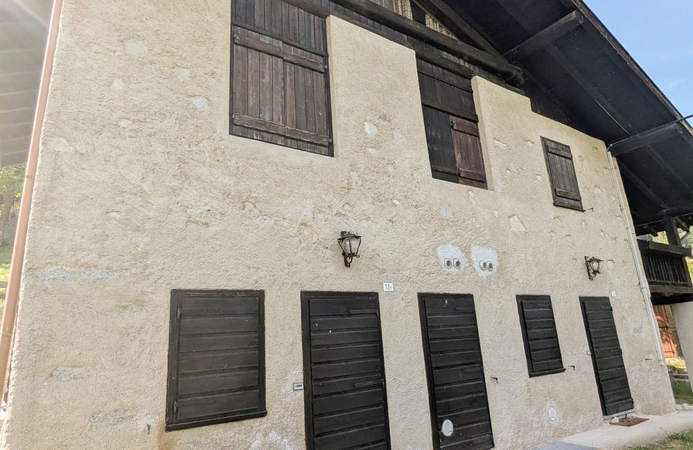 ANTICO FIENILE RISTRUTTURATO CON VISTA LAGO D'AMPOLA E AMPIO TERRENO - Vendita Fienile Ledro (fraz. Tiarno di Sopra) Valle di Ledro